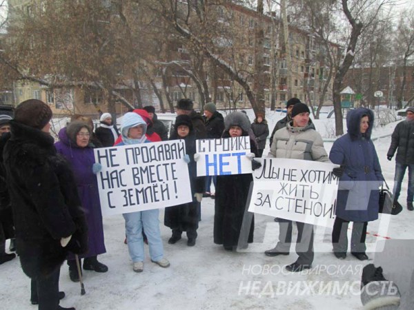 На пикет против строительства административного здания у станции метро Покрышкина вышли около 50 человек